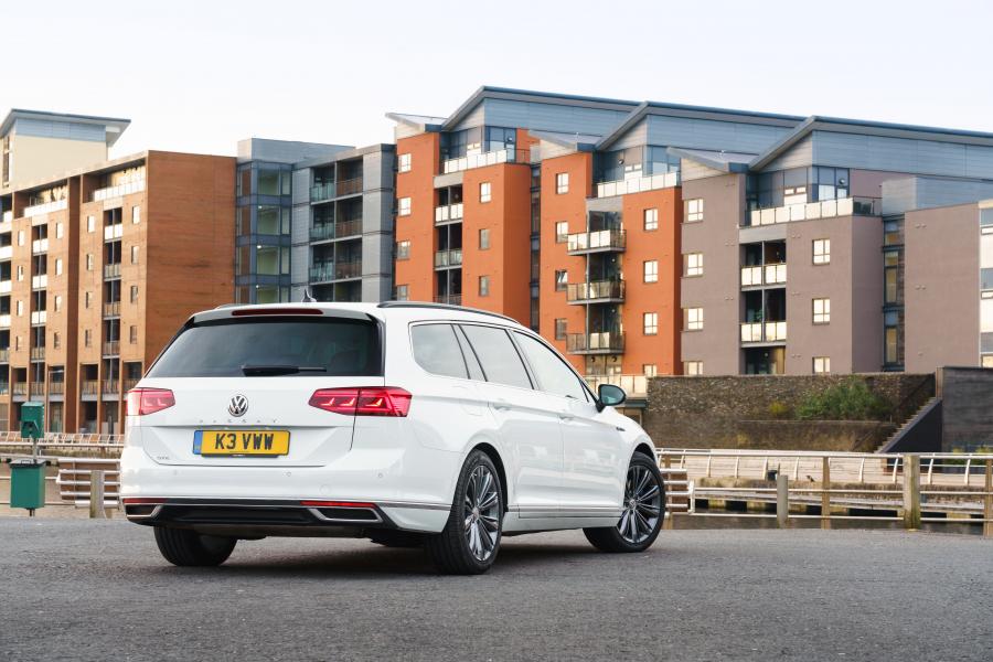  Volkswagen Passat GTE Estate (B8) 2019 года  (UK) (фото 32 из 40)
